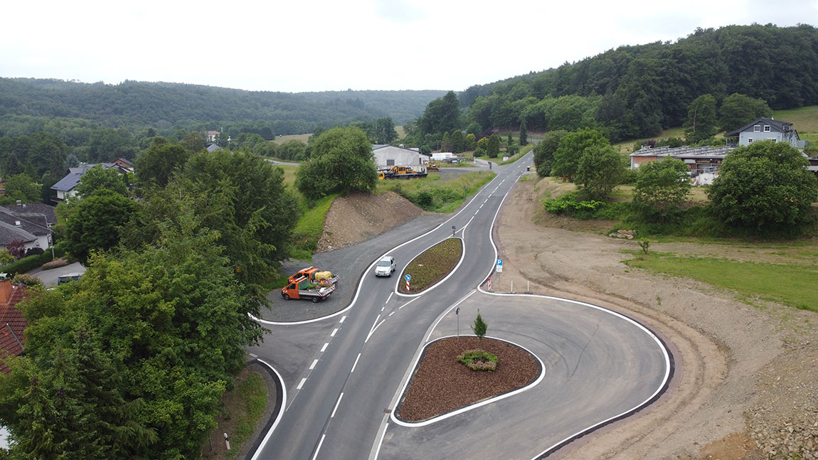Blick von oben auf die neue Verkehrsstrasse in Haiger Langenaubach