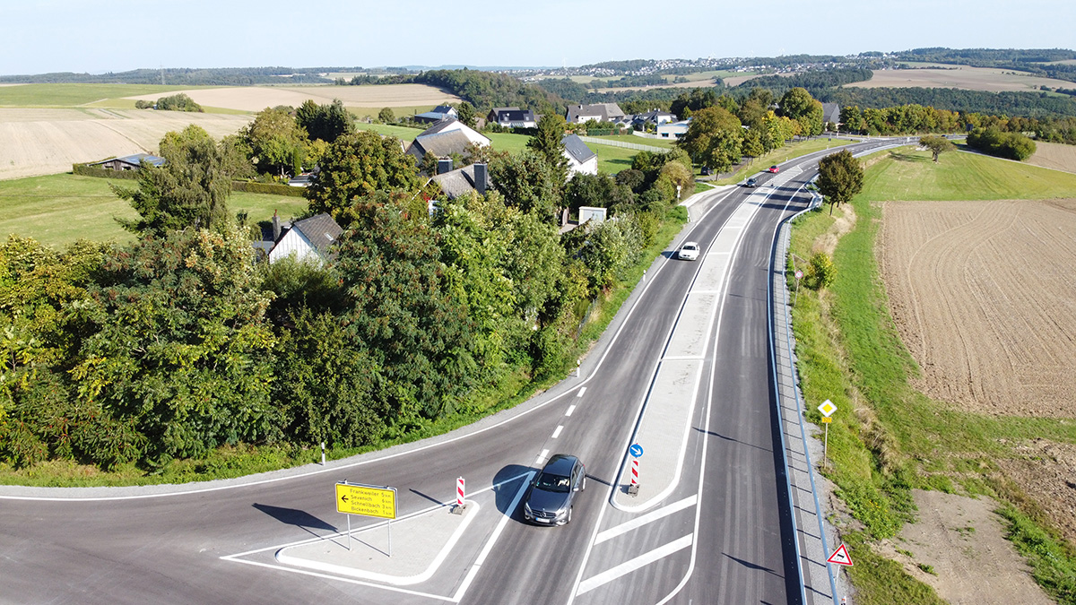 Kreuzung bei Niedert mit der neuen Verkehrsinsel - Ansicht von oben