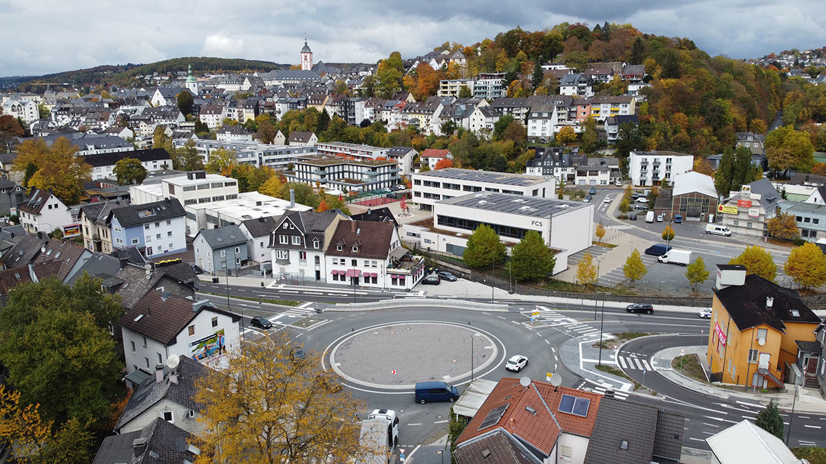 Blick von oben auf den Kreisel Schleifenmühlchen in Siegen